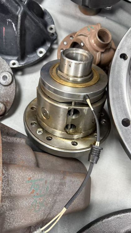 Electric differential lock assembly